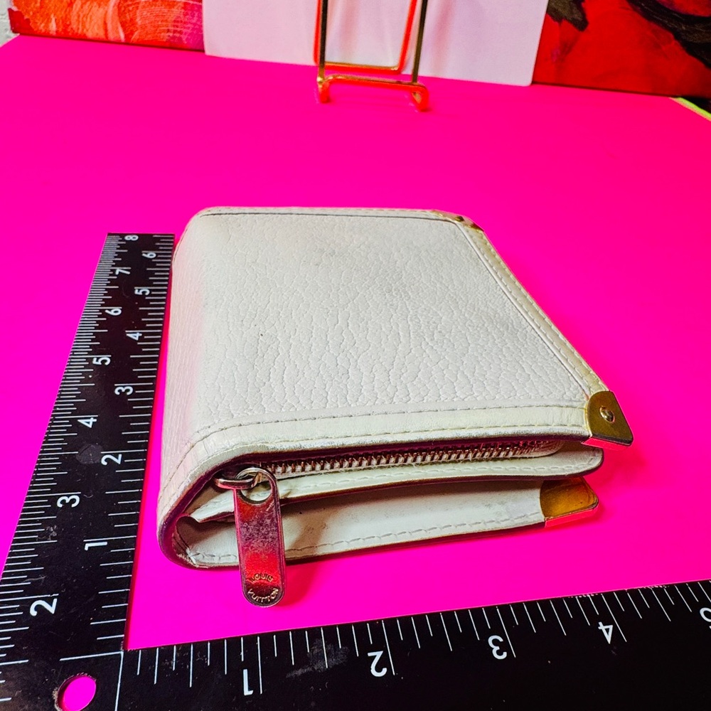 Louis Vuitton cream leather with red line and gold metal lining compact Walle - Picture 14 of 15
